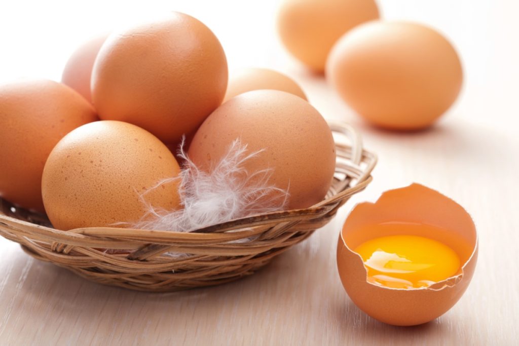 Сырые яйца в корзинке