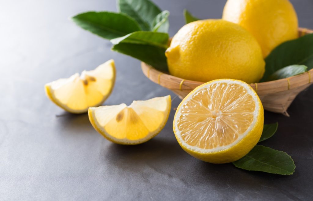 Лимоны на столе